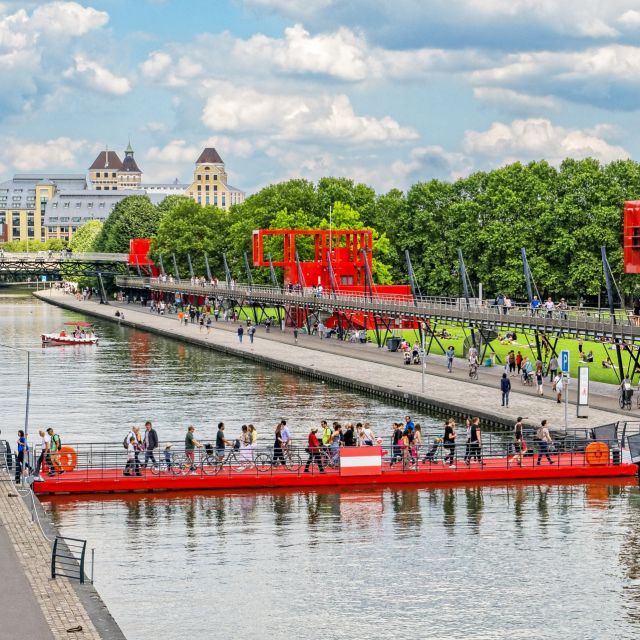 Pont flottant au Parc de La Villette
