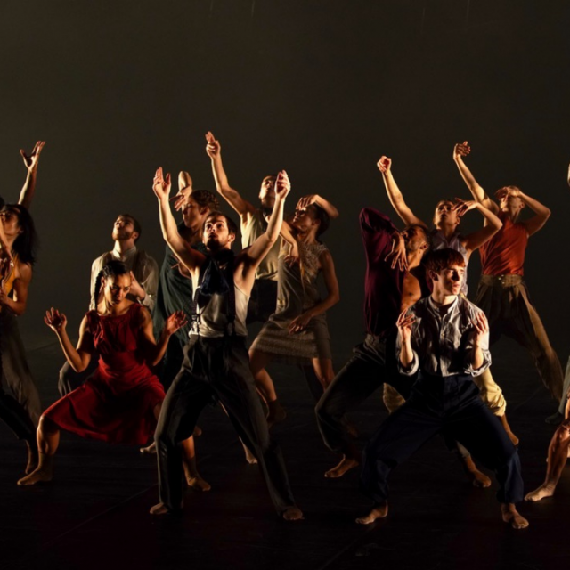 La compagnie de danse d'Hofesh Shechter dansant pour "En Corps !" de Cédrick Klapisch
