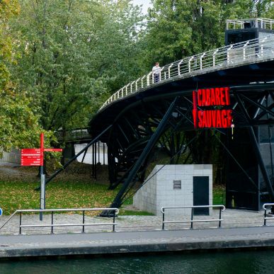 passerelles avec ascenseurs et un pont mobile flottant pour traverser le canal de l’Ourcq situé au milieu du parc